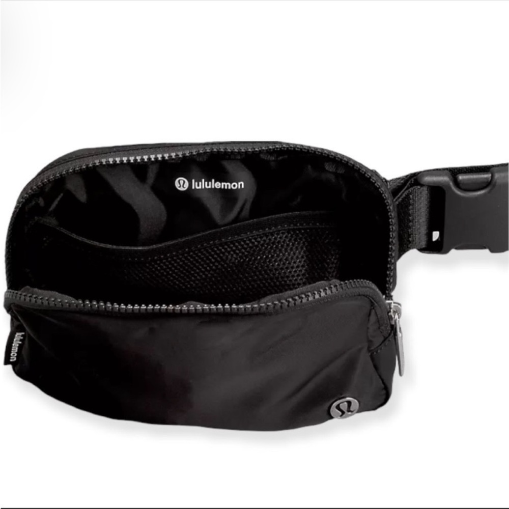 NWT lululemon everywhere belt bag wordmark - Picture 4 of 5